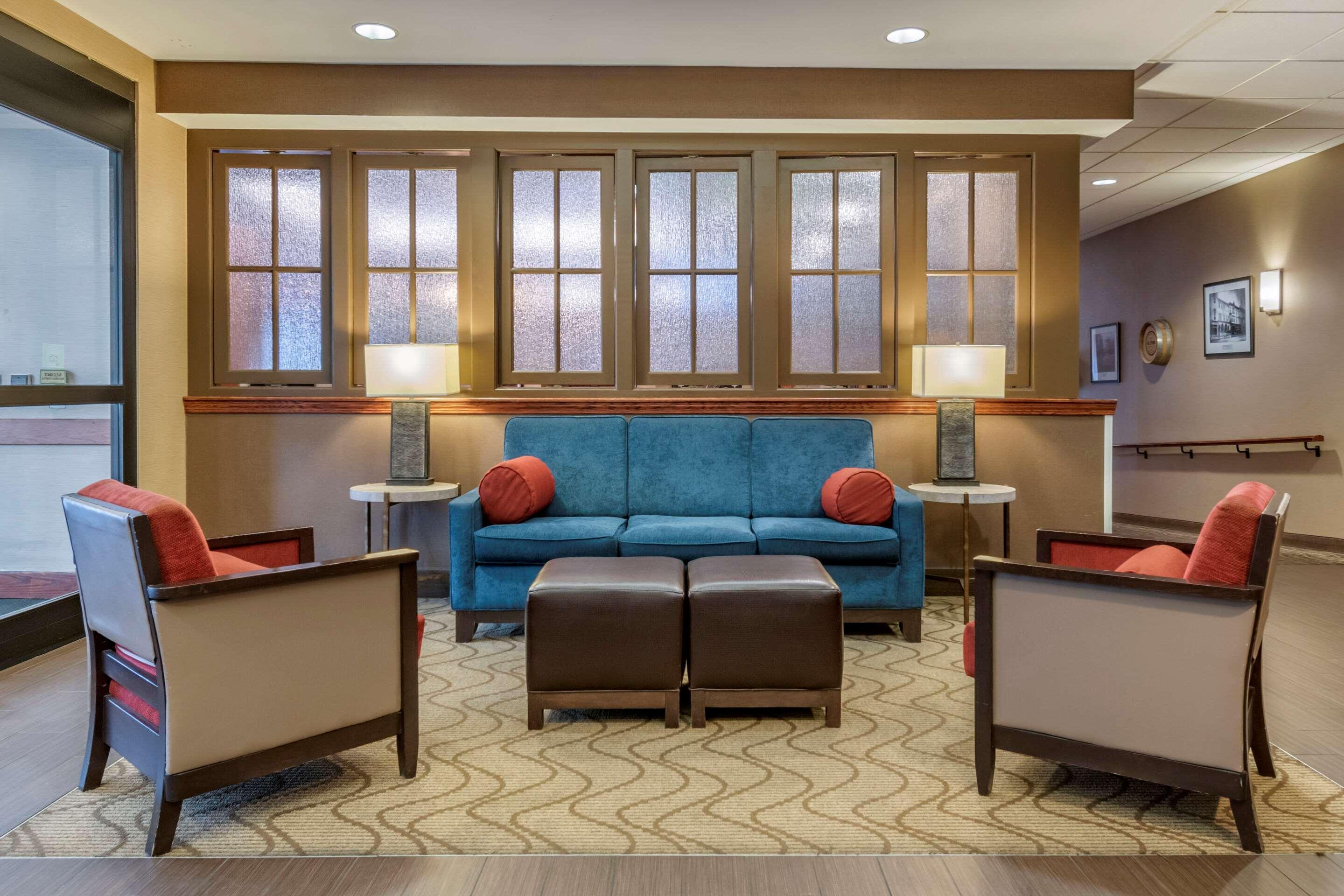 Comfort Suites Downtown Карлайл Екстериор снимка